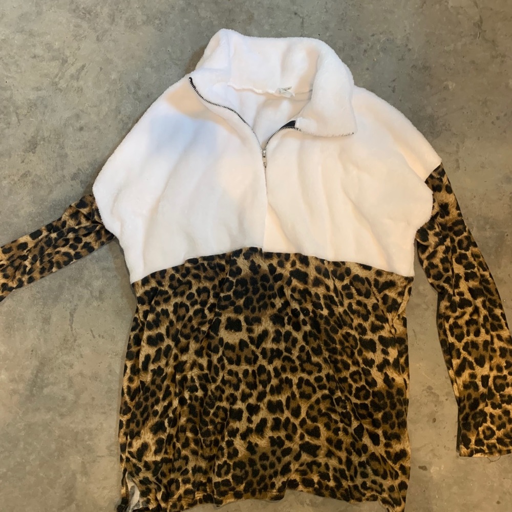 Leopard pullover with zipper and pockets